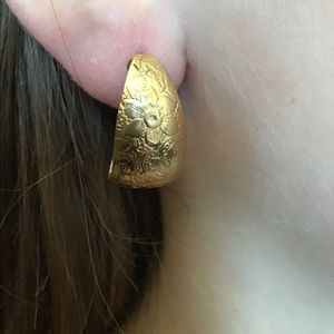 Gold tone pierced earring